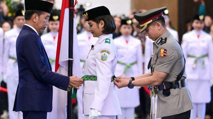 Presiden Joko Widodo (Jokowi) secara simbolis mengukuhkan Paskibraka Tingkat Pusat Tahun 2024 kepada Violetha Agryka Sianturi mewakili rekan-rekannya, di Istana Garuda, Ibu Kota Nusantara (IKN), Selasa (13/8/2024).