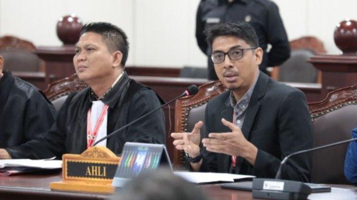 PILKADA KABUPATEN PESAWARAN - Pihak Terkait menghadirkan Zainal Arifin Mochtar sebagai saksi Ahli Pihak Terkait untuk memberi Keterangan dalam sidang Perkara Nomor 20/PHPU.BUP-XXIII/2025 Perselisihan Hasil Pemilihan Umum Bupati Kab. Pesawaran Tahun 2024, di Ruang Sidang Gedung II MK. Jumat (7/2/2025). Satu bupati di Provinsi Lampung batal dilantik Presiden Prabowo Subianto pada Kamis, 20 Februari 2025 di Istana Negara, Jakarta.