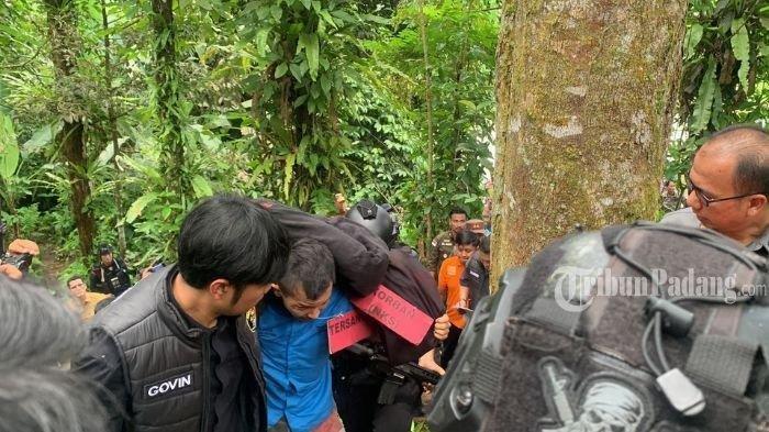 Proses rekonstruksi kasus kematian gadis penjual gorengan di Padang Pariaman, Sumatera Barat (Sumbar), Senin (7/10/2024). IS (27) alias In Dragon, tersangka dalam kasus ini memperagakan aksi bejat yang dilakukannya terhadap Nia Kurna Sari (18).
