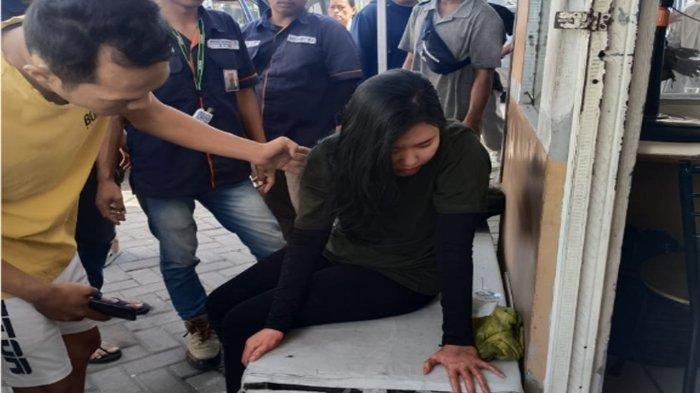 Pelaku penusukan driver taksi online Maria Livia saat diamankan warga di pos satpam.
