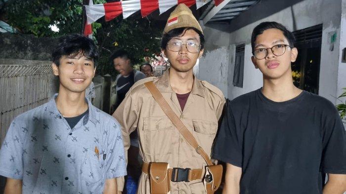 Penampilan seorang warga mengenakan kostum pahlawan kemerdekaan saat acara Tuang Sareng di Kebon Pedes.