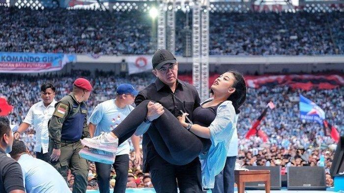 Ajudan Prabowo Subianto Mayor Teddy gendong wanita pingsan saat kampanye akbar terakhir di GBK Sabtu (10/2/2024)
Artikel ini telah tayang di WartaKotalive.com dengan judul Dituduh Pura-pura, Ini Klarifikasi Sosok Wanita yang Digendong Ajudan Prabowo Subianto Mayor Teddy, https://wartakota.tribunnews.com/2024/02/11/dituduh-pura-pura-ini-klarifikasi-sosok-wanita-yang-digendong-ajudan-prabowo-subianto-mayor-teddy?page=all.