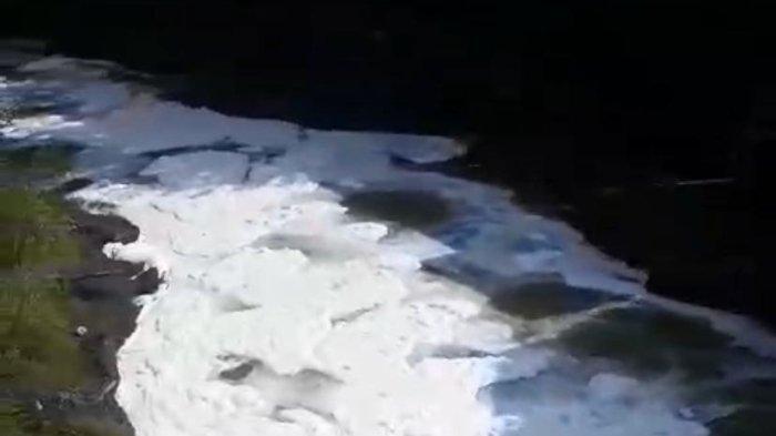 Aliran Sungai Ciliwung di wilayah Kelurahan Kedunghalang, Kota Bogor dipenuhi buih (istimewa)