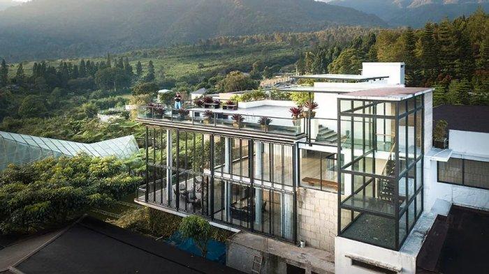 Hotel di Bogor yang unik, Amaryllis Boutique Resort dengan bangunan yang didominasi dari paviliun kaca.