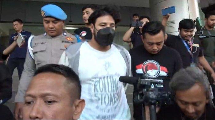 Aktor peran Ammar Zoni melakukan tes pemeriksaan kesehatan di Polres Metro Jakarta Barat, Kamis (14/12/2023).