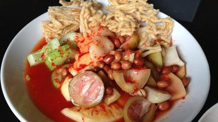 Penyajian Asinan Ny. Yenny cukup berbeda, karena diberi tambahan kacang tanah dan kerupuk kuning pada asinan sayur. Sehingga kuliner Bogor ini cocok jadi oleh-oleh.