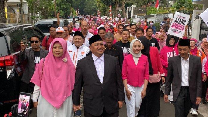 Pasangan calon Wali Kota Bogor dan Wakil Wali Kota Bogor Atang Trisnanto - Annida Allivia mendaftar ke KPU Kota Bogor, Kamis (29/8/2024) sore.