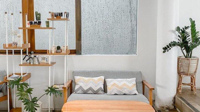 Bangunan yang di desain modern dan homey membuat kamu dan bestie semakin nyaman jika berlama-lama berada di Awal Mula Coffee