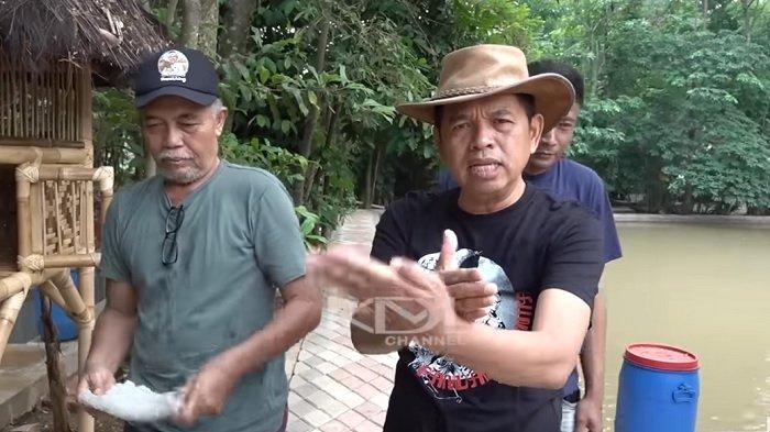 Ayah Aep, Rudi Pelor saat bersama Dedi Mulyadi di rumahnya
