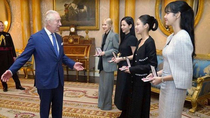 Momen Jennie, Lisa, Jisoo, dan Rose BLACKPINK bertemu dan diberi diberi penghargaan oleh Raja Charles III di Istana Buckhingham, 22 November 2023