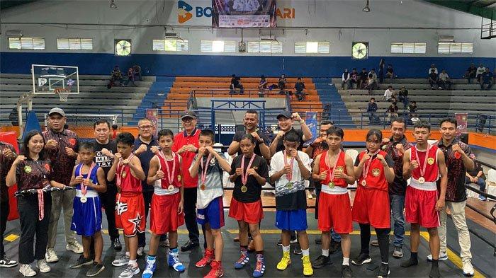 BOXING BOGOR - Komunitas Maluku Satu Rasa Salam Sarane menggelar ajang tinju bertajuk ‘Boxing Bogor Gelut’ di Gor Pajajaran Kota Bogor, Minggu (6/7/2025).
