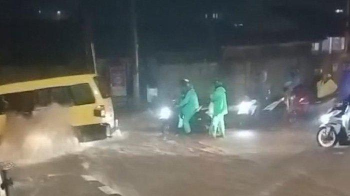 BANJIR DI BOGOR - Tangkapan layar video banjir di kawasan Puncak Bogor tepatnya di wilayah Kecamatan Cisarua, Kabupaten Bogor