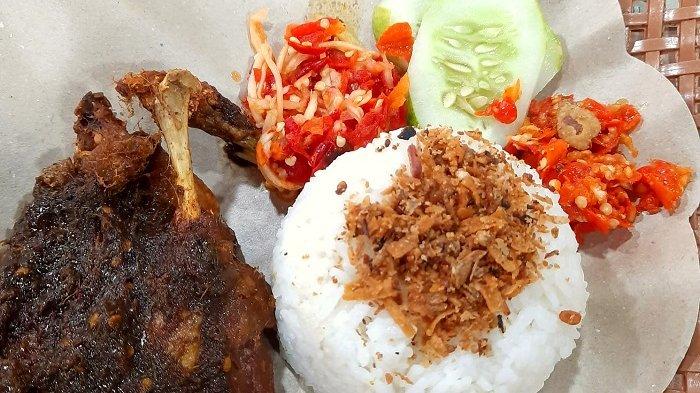 Bebek Carok Bogor, punya dua pilihan sambal dan juga pilihan bumbu salah satunya bumbu hitam khas Madura.