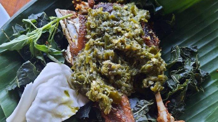 Bebek Gorek Pak Ndut, salah satu kuliner bebek goreng di Bogor yang punya daging empuk dan gurih.