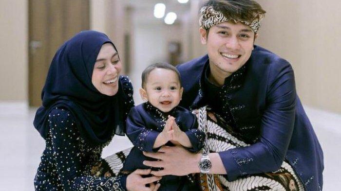 Di pernikahan kakak, Rizky Billar dan Lesti Kejora tampil mesra, seolah keduanya tak bisa dijauhkan.
