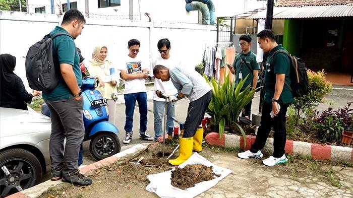 Pembuatan lubang Biopori di Kedung Halang, Kecamatan Bogor Utara, Kota Bogor dalam rangka mewujudkan satu juta lubang biopori untuk Indonesia yang dilaksanakan Tribunnews Bogor berkolaborasi dengan Jamkrindo, Selasa (24/6/2025).
