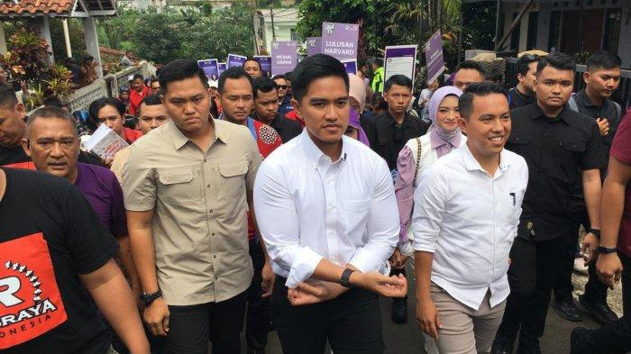 Blusukan Basoka atau bareng Sendi ontrog kota Cawalkot Bogor nomor urut 1 Sendi Fardiansyah - Melli Darsa kali ini didampingi Ketum PSI Kaesang Pangarep di Kelurahan Pamoyanan, Kecamatan Bogor Selatan, Kota Bogor, Minggu (6/10/2024).