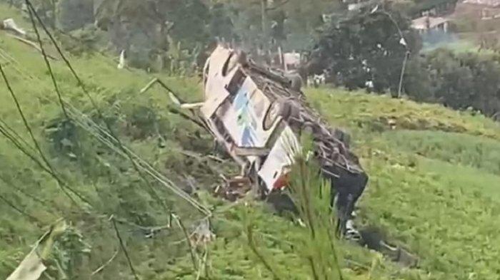 Tangkapan Layar Bus Keramat Djati Terperosok ke dalam Jurang Setinggi 20 Meter di Jalan Raya Puncak Kecamatan Ciloto, Kamis (8/2/2024).