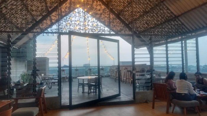 Suasana di CIL Space Bogor, yang tampil beda memanjakan pelanggannya.Tak hanya nongkrong, pengunjung yang datang ke kafe ini juga untuk belajar atau membaca buku dengan tenang.