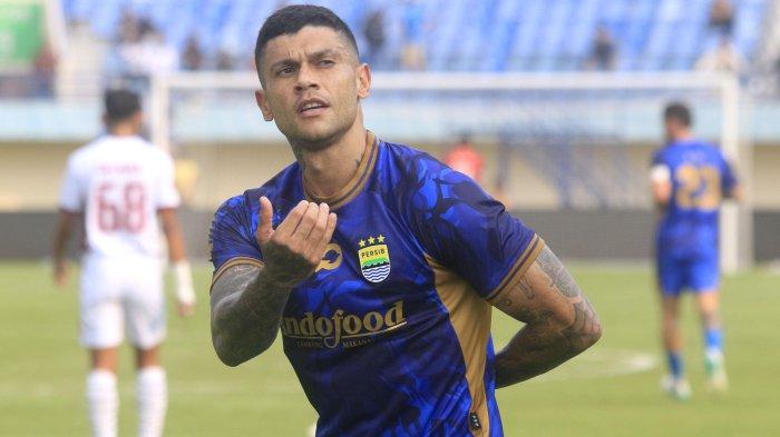 Penyerang Persib Bandung, Ciro Alves, berselebrasi usai mencetak gawang ke gawang PSM Makassar, dalam pertandingan Grup A Piala Presiden 2024 di Stadion Si Jalak Harupat, Bandung, Jawa Barat, Jumat (19/7/2024). (Tribun Jabar/Gani Kurniawan)