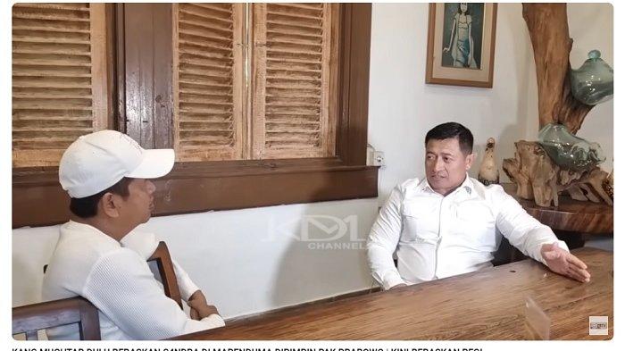 Dedi Mulyadi saat mewawancarai Muchtar Effedy