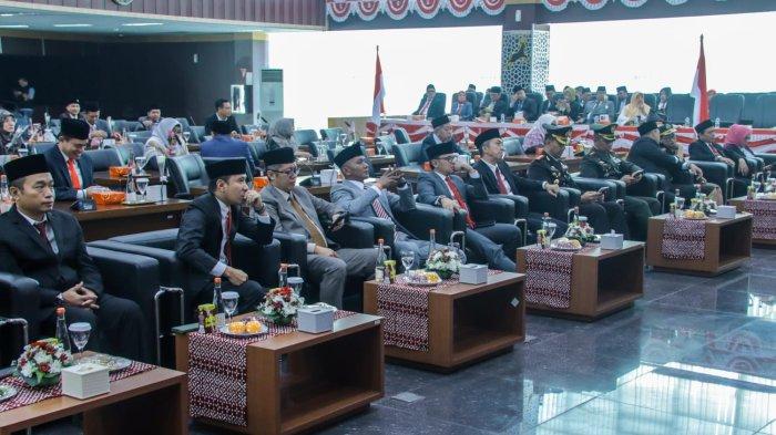 Wali Kota Bogor, Bima Arya didampingi Wakil Wali Kota Bogor, Dedie A. Rachim dan Sekretaris Daerah (Sekda) Kota Bogor, Syarifah Sofiah serta pimpinan DPRD dan Forkopimda menghadiri Rapat Paripurna Istimewa DPRD Kota Bogor dalam rangka mendengarkan pidato kenegaraan Presiden Republik Indonesia, Joko Widodo dalam Sidang Tahunan MPR RI secara daring di DPRD Kota Bogor, Rabu (16/8/2023).