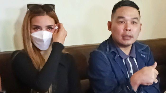 Dj Verny Hasan didampingi kuasa hukumnya Jeffry Simatupang memastikan unggahannya tak ditujukan untuk Denny Sumargo soal tes DNA