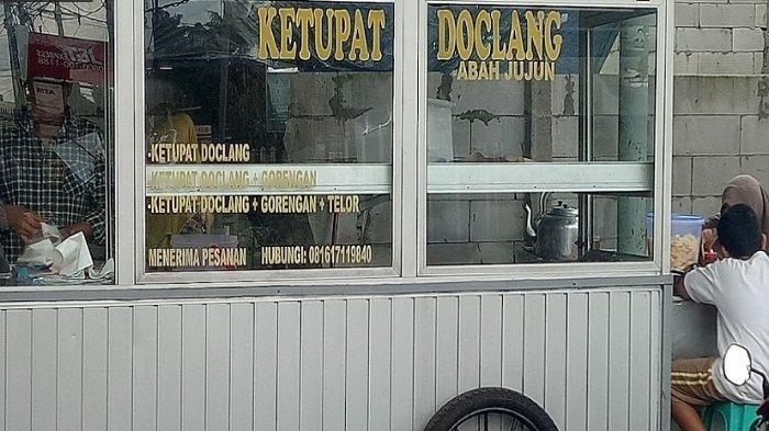 Doclang Abah Jujun, rekomendasi kuliner Bogor enak buat menu sarapan. Rasa sambal kacangnya yang khas membuat Doclang Abah Jujun punya banyak pelanggan dan selalu ramai.