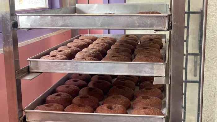 KULINER BOGOR - Donat Ube yang dibuat dari bahan dasar ubi ungu kini menjadi kuliner yang banyak digemari oleh masyarakat Kota Bogor. Harganya cukup ramah di kantong mulai dari 9 ribu sampai 15 ribu.