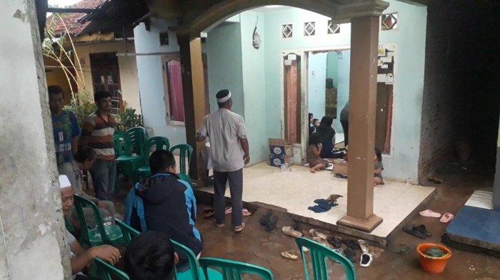Suasana duka menyelimuti kediaman pria penjual kerupuk di Cibinong, Kabupaten Bogor yang meninggal dunia akibat tertabrak kereta api di kawasan Cilebut, Sukaraja, Kabupaten Bogor, Selasa (14/11/2023) sore.