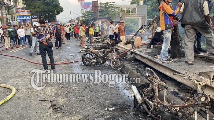 Empat unit sepeda motor hangus terbakar saat lapak dan bengkel motor di Jalan Raya Tajur, Kecamatan Bogor Timur, Kota Bogor, terbakar, Selasa (22/10/2024).