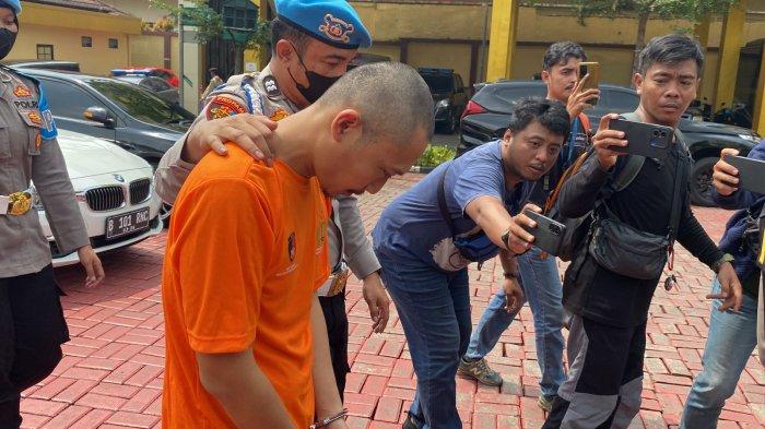 FA (31), Manajer yang melakukan penggelapan atau membawa kabur uang restoran Hotmen milik Hotman Paris di Jalan Raya Tajur, Kota Bogor, akhirnya ditangkap Polresta Bogor Kota.