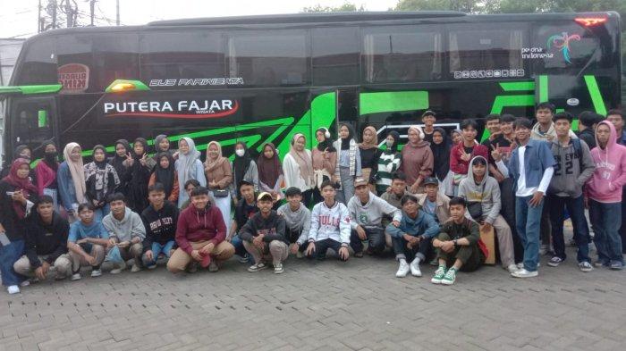 Para siswa dan guru sempat melakukan sesi foto bersama. Nampak tidak ada yang janggal dalam foto tersebut. Justru guru dan siswa terlihat tersenyum ceria.