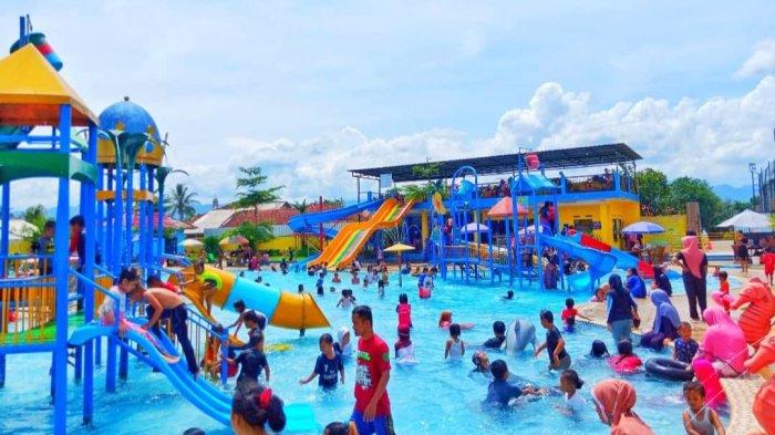 Berenang di tempat wisata Global Waterboom Cianjur, manjakan si kecil dengan beragam wahana air yang tersedia.