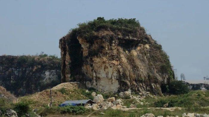 Rekomendasi tempat wisata di Bogor yang tak boleh dilewatkan adalah Gunung Kapur Klapanunggal yang punya keindahan alam dari bekas aktivitas tambang.