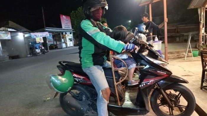Hasran bersama anaknya yang masih usia 2,5 tahun saat sedang narik penumpang di Samarinda, Kaltim, Selasa (25/8/2020).