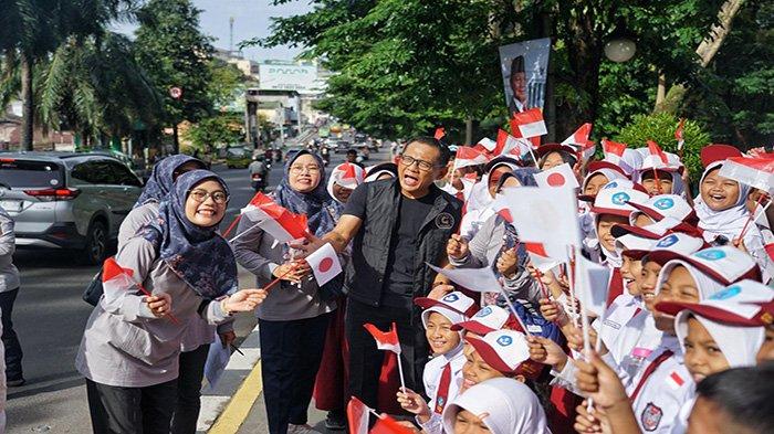 Pj Wali Kota Hery Antasari, berfoto bersama puluhan siswa SD yang menyambut kedatangan PM Jepang ke Istana Bogor, Sabtu (11/1/2025).