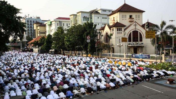 ILUSTRASI SHALAT IDUL FITRI - Dalam foto: Umat Muslim melaksanakan Shalat Idul Fitri 1 Syawal 1439 Hijriah di Jatinegara, Jakarta Timur, Jumat (15/6/2018).