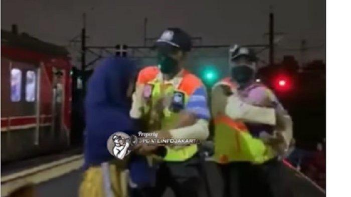Depresi! Ibu Ini Mau Buang Bayinya ke Rel Stasiun Pasar Minggu.
