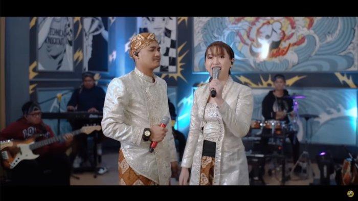Kunci gitar dan lirik lagu Iki Weke Sopo yang dinyanyikan Happy Asmara feat Gilga Sahid.