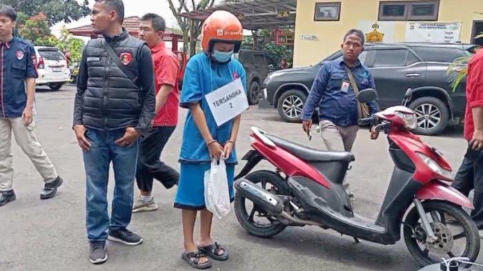 Rekonstruksi pembuhunan Indriana Dewi Eka Saputri di Polsek Babakanmadang, Kabupaten Bogor, Kamis (7/3/2024). (Muamarrudin Irfani)