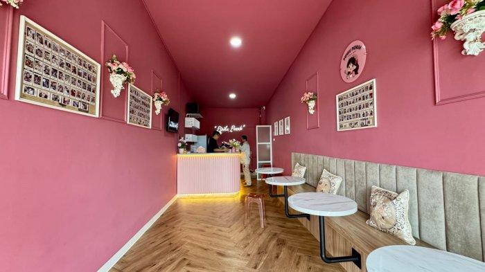 UMKM BOGOR - Suasana hangat dan penuh senyum terlihat di balik meja kasir UMKM ‘Pipiku Penuh’ Bogor. Desain interior yang serba pink dipadukan dengan pelayanan ramah menjadi daya tarik tersendiri bagi pelanggan.