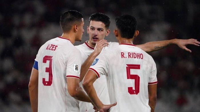 TIMNAS INDONESIA VS BAHRAIN - Dalam foto: 3 bek andalan Timnas Indonesia, Jay Idzes, Justin Hubner, dan Rizky Ridho.
