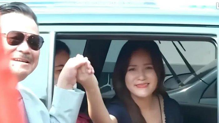 Terpidana kasus pembunuhan berencana 'kopi sianida', Jessica Kumala Wongso keluar dari Lembaga Pemasyarakatan (Lapas) Perempuan Kelas II A Pondok Bambu, Jakarta, Minggu (18/8/2024).