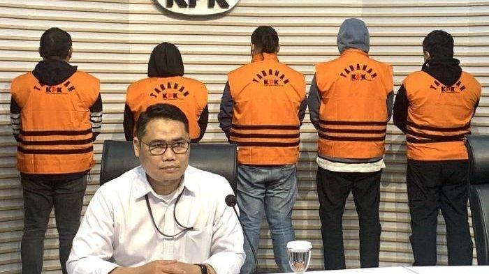 KASUS KORUPSI PROYEK - KPK menggelar jumpa pers terkait lima orang tersangka kasus korupsi proyek di Sumut. Salah satunya adalah orang dekat menantu Presiden ke-7, Joko Widodo.