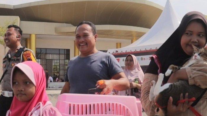 KUCING HILANG DI REST AREA - Momen haru keluarga pemudik bertemu kucing kesayangan mereka di Pos Pelayanan Operasi Ketupat Candi 2025 yang berlokasi di Rest Area KM 319-B Tol Pemalang-Batang, Selasa (8/4/2025).