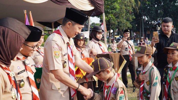Ketua Kwartir Cabang (Kwarcab) Gerakan Pramuka Kota Bogor, Dedie Rachim mengukuhkan sebanyak 484 anggota Pramuka Garuda tahun 2023 di Lapangan Kresna, Kecamatan Bogor Utara, Sabtu (12/8/2023) pagi.