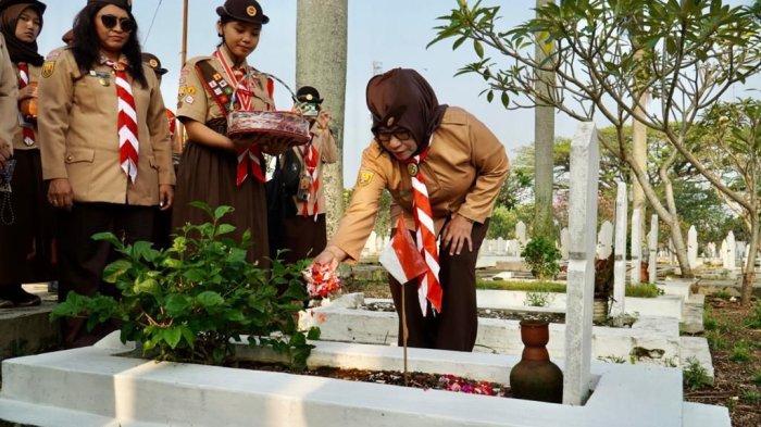 Dalam rangka memperingati Hari Pramuka ke-62 tahun 2023, Gerakan Pramuka Kwartir Cabang (Kwarcab) Kota Bogor melaksanakan ziarah ke makam pahlawan dan tokoh gerakan Pramuka di Taman Makam Pahlawan (TMP) Dreded, Jalan Pahlawan, Kelurahan Empang, Kecamatan Bogor Selatan, Kota Bogor, Jumat (11/8/2023).