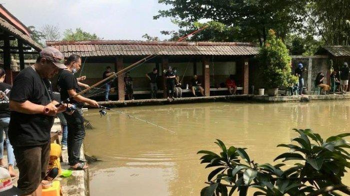 Salah satu rekomendasi tempat wisata di Bogor dengan wahana pemancingan yaitu Kampoeng Air Katulampa.