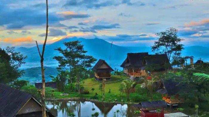 Di tempat wisata Kampung Budaya Sunda Paseban Bogor ini, pengunjung akan diajak mempelajari kebudayaan dan kesenian khas Sunda.